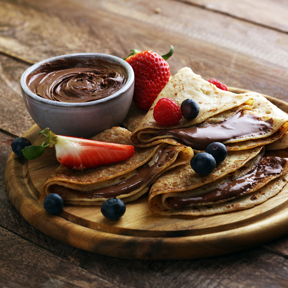 Pandekager med chokolade og jordbær